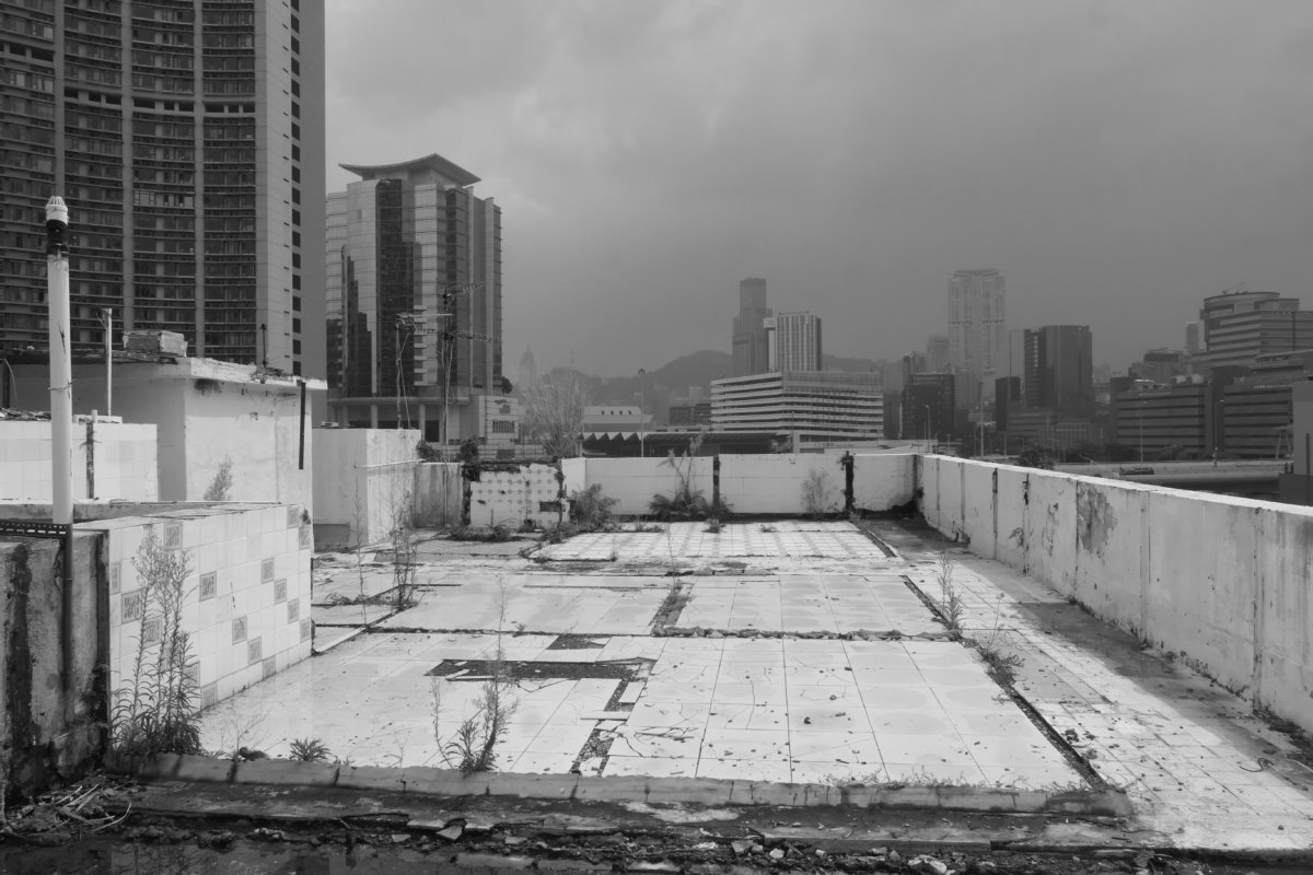 2020年8月30日，香港，九龍，紅磡，已清拆的天台屋和新的住屋、紅磡站、香港體育館，背景為港島（圖片由作者提供）