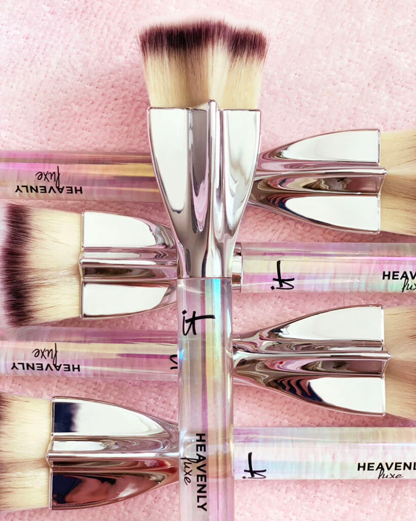 it-cosmetics_heavenly-luxe-superstar-flawless-foundation-brush_visual_7
