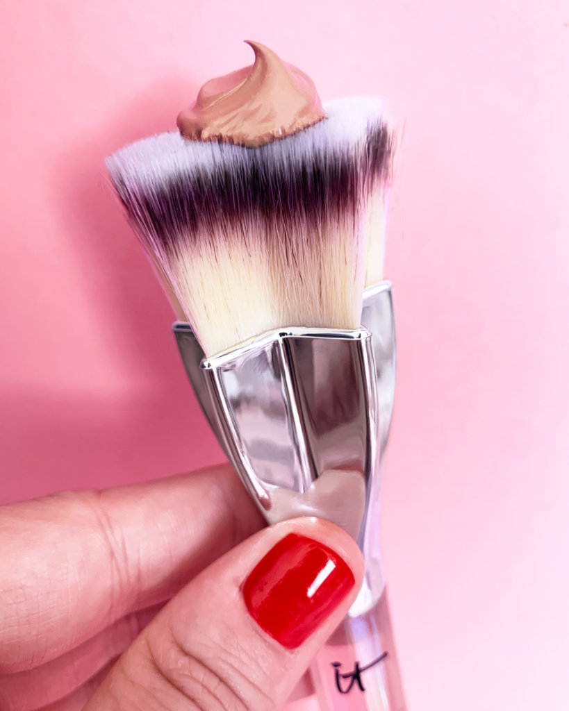 it-cosmetics_heavenly-luxe-superstar-flawless-foundation-brush_visual_9