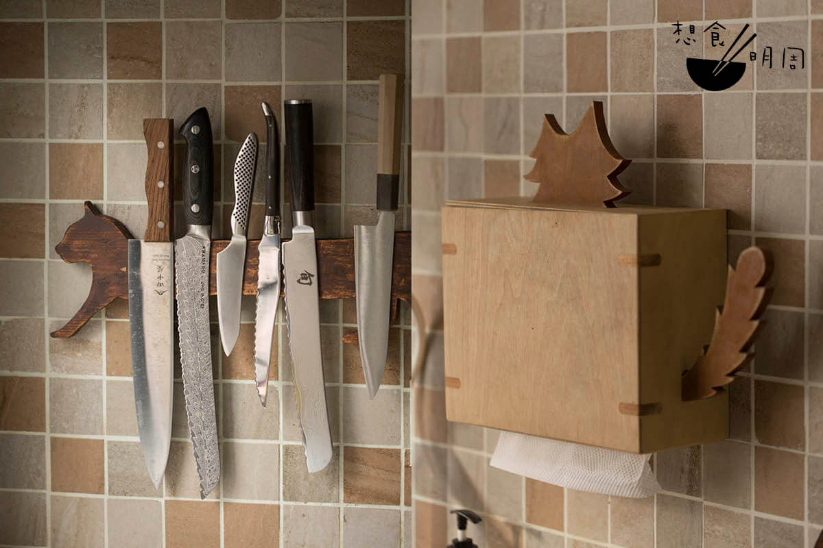 烹飪教室內的木刀架及紙巾盒