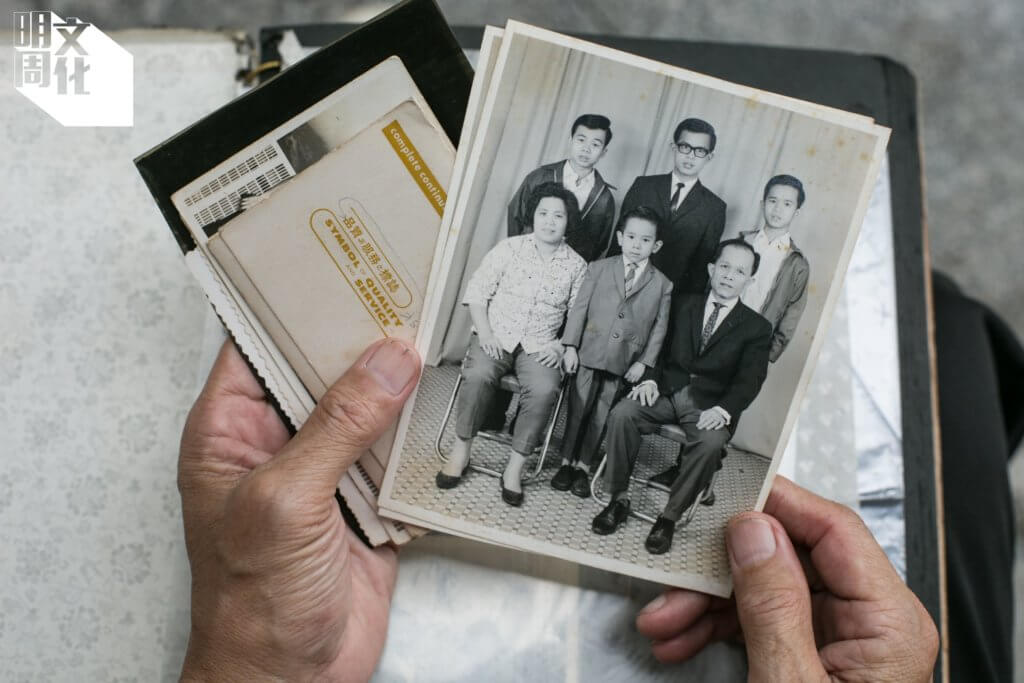 訪問當日，雷競璇帶了本舊家庭相簿來，揭開盡是黑白的照片，圖中是他們小數的全家幅。