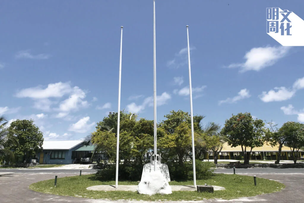 台灣總統馬英九曾到訪圖瓦魯，在政府大樓前親自栽植椰樹，象徵彼此邦誼永固。