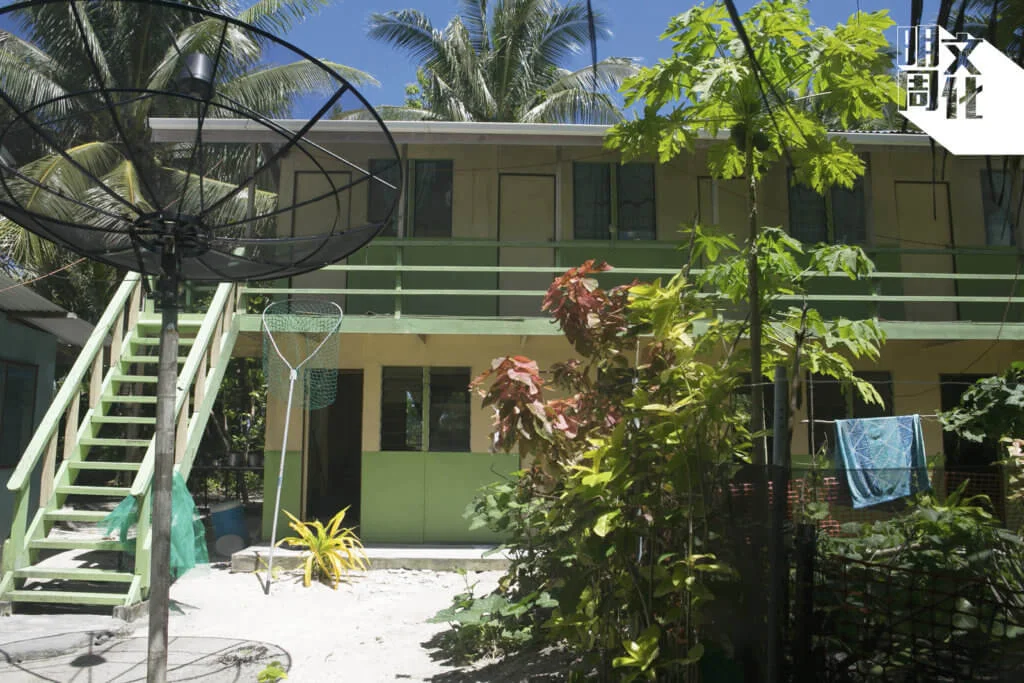 裝置衞星接收器，接收新西蘭的電視節目，和外間通訊則用對講機。