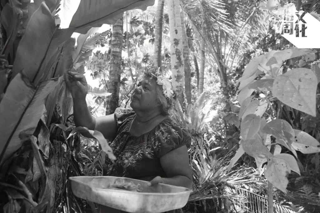 太太Lita每周到島上一次，替丈夫打理園務。