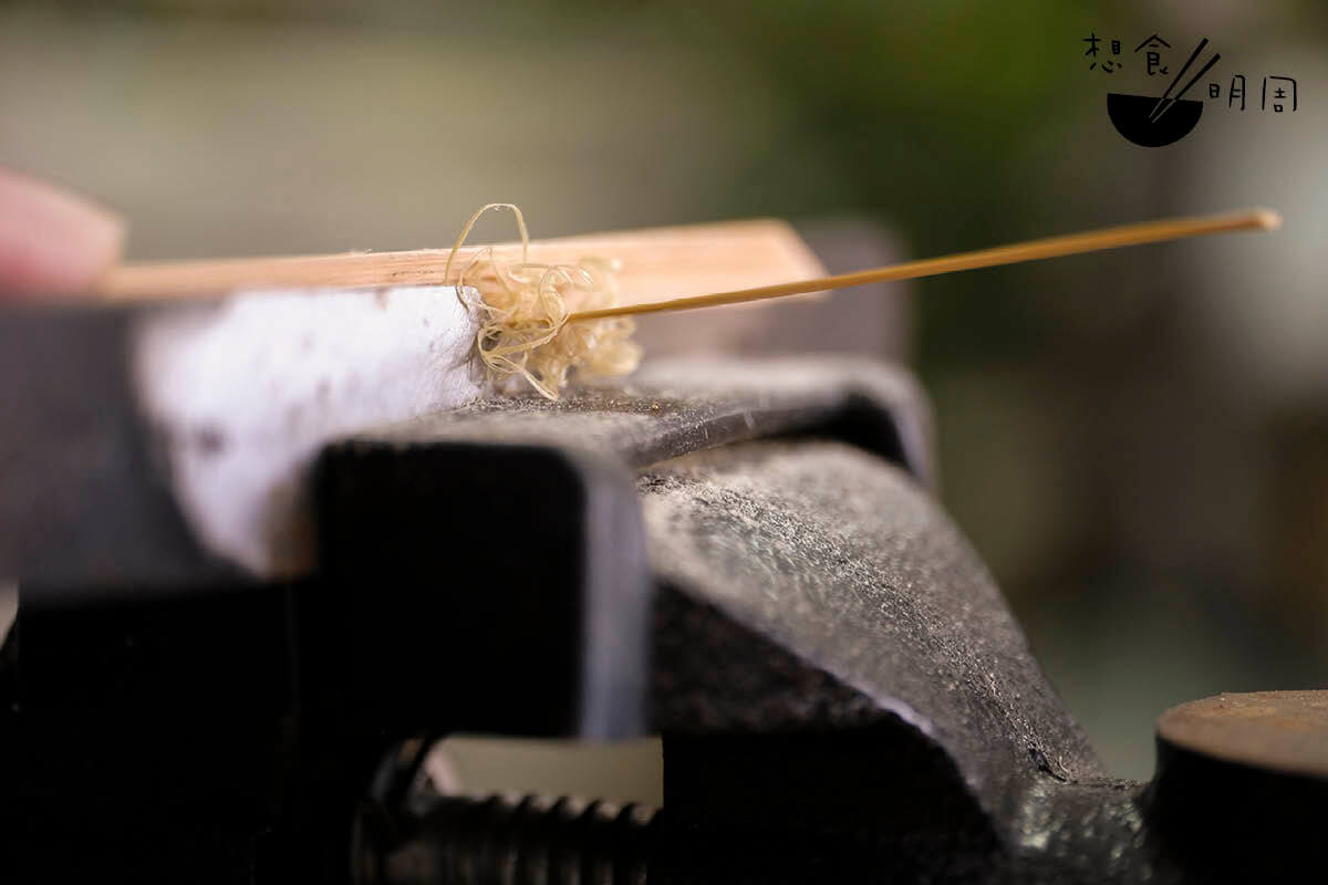 倒角是編織前的最後一個步驟，也是讓竹器摸起來平順的關鍵。