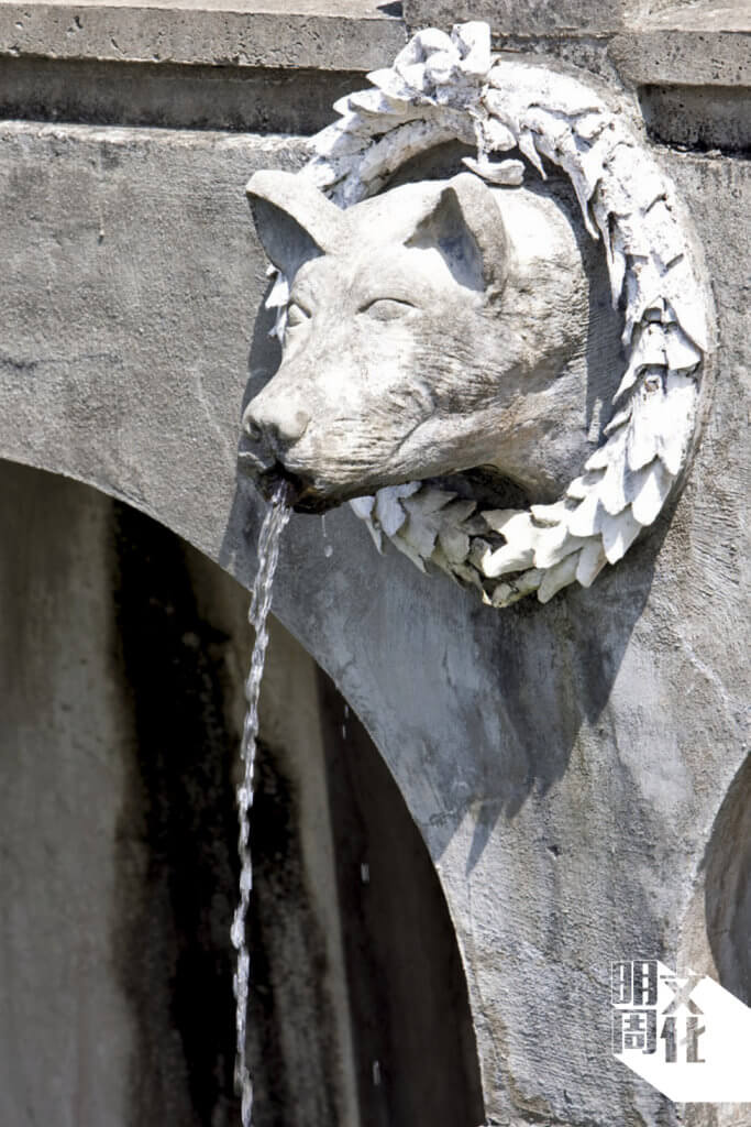 建造羅馬池者可謂一絲不苟，典型的動物噴水柱裝飾亦不缺。