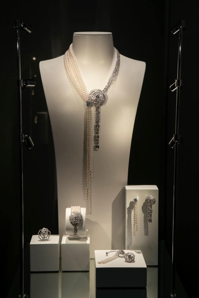 這套山茶花珍珠鑽石珠寶，是1 Camélia. 5 Allures系列大師作品之一，設計細緻如把耳環長度設定為7厘米，不論長、短髮女士佩戴，都能展現最美的一面。