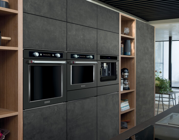 相比傳統不銹鋼，KitchenAid的純黑系列更帶時尚感，嵌入式廚電亦方便配合較狹窄的廚房設計。
