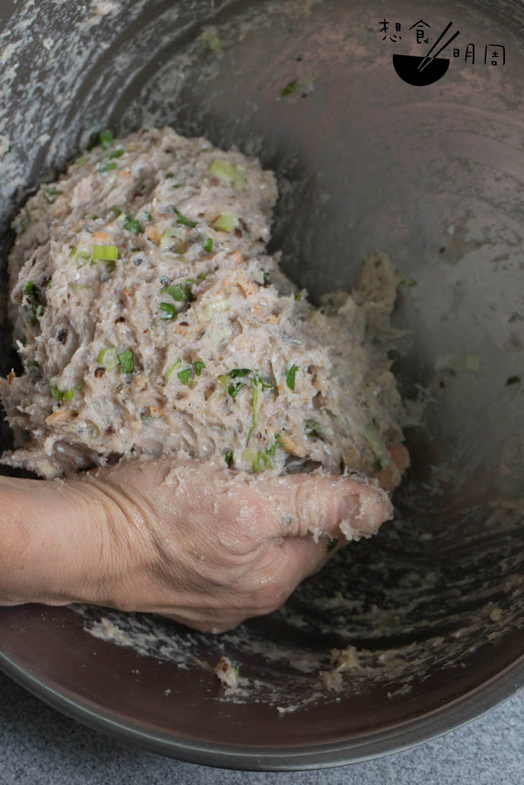 將陳皮、芫荽、蝦米與魚 肉順方向撈，才能打出爽 身、起膠魚肉。