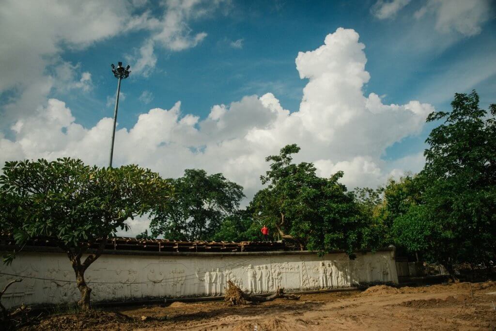 不了解泰國歷史的觀眾對金棕櫚獎導演Apichatpong Weerasethakul執導的《Song of the City》可能會摸不着頭腦。公園內大眾都在談些日常話，但公園雕像及壁畫都與軍政府有關，隱喻人民一直被監視。