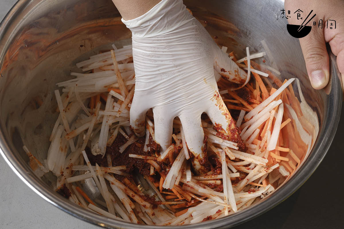 新鮮紅、白蘿蔔，是韓國人醃製泡菜時經常用到的食材。只需刨皮、整齊切條便成。