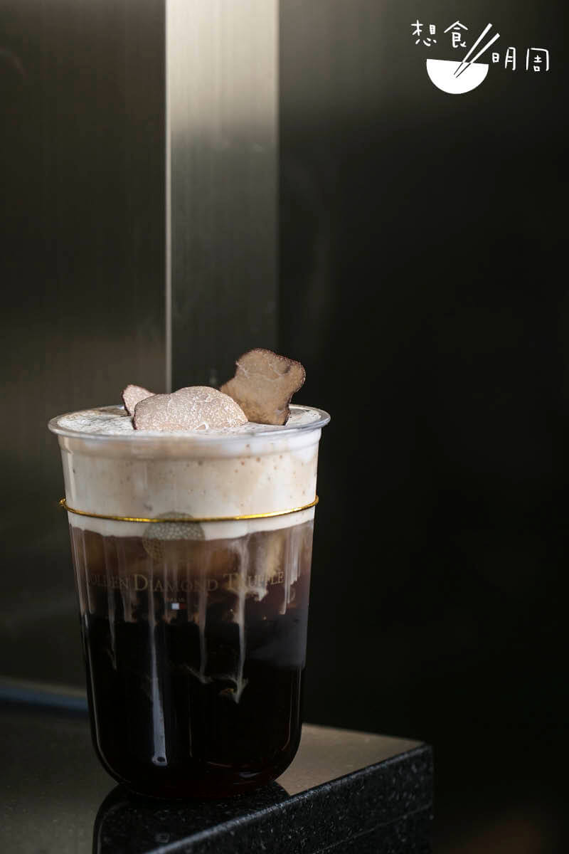 松露奶蓋咖啡//參考歐美人享用黑松露的方法，用藍山咖啡配黑松露。另加入素奶蓋，攪勻後讓飲品像加了牛奶般香滑。（$60）