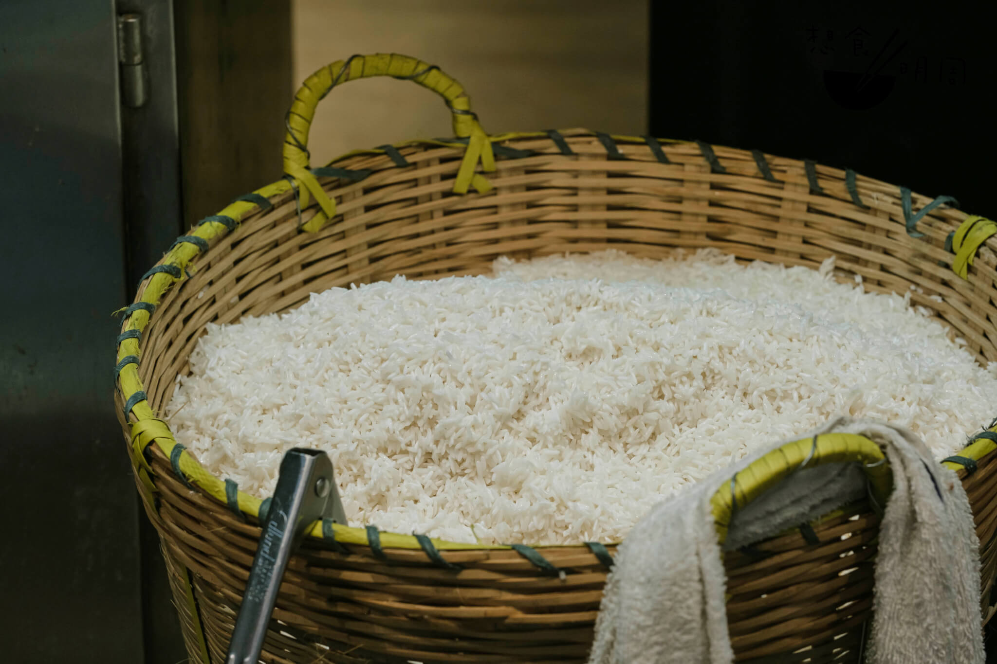 煲仔飯的白米預先浸洗約兩小時。阿基：「為什麼米飯入口會爽？一粒粒會分開？就是洗走了白色的膠漿。」