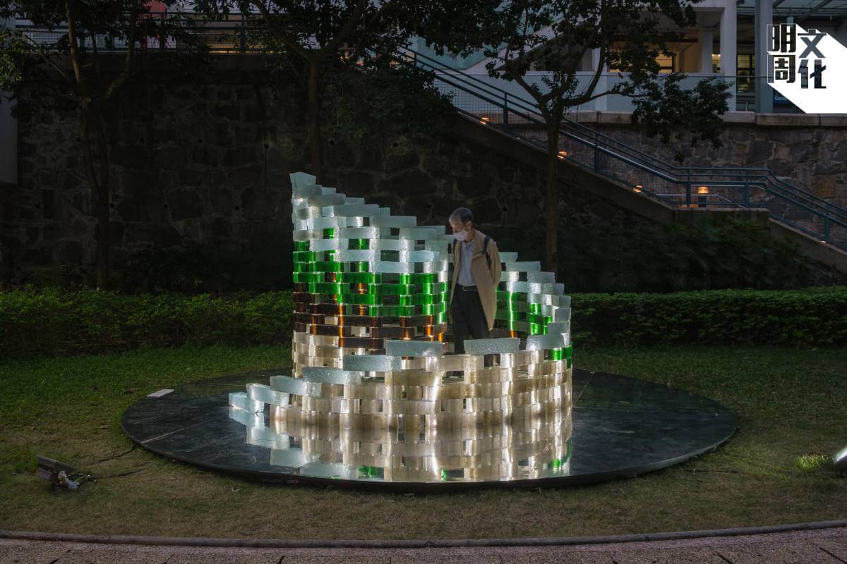 黃鋈暉、陳俊宇、葉希芃設計的《再生·玻·螺·遊》，嘗試進入回收系統，與本地回收廠合作製成玻璃磚。