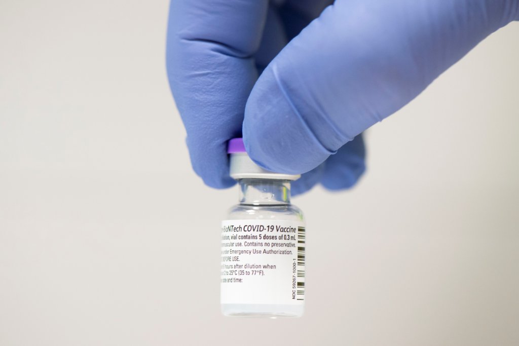 1．隨着多國製藥公司研發的新冠肺炎疫苗進入後期試驗階段，各國開始凖備接種計劃。