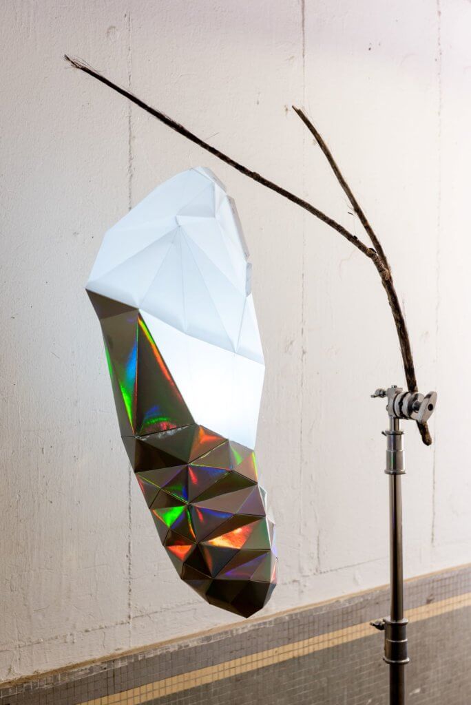 「靜待與蛻變」吊燈受大自然蟲蛹蛻變的過程所啟發，配合品牌獨創的摺疊設計，呈現立體的幾何蟲蛹造型。