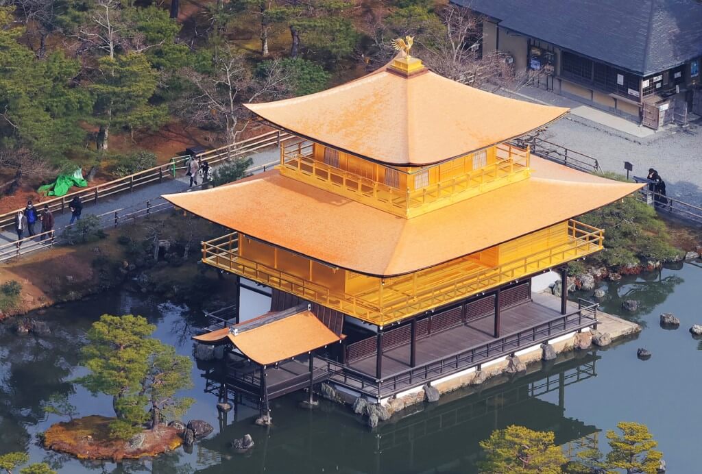 金閣寺位於日本京都，本名是鹿苑寺，為著名世界文化遺產。