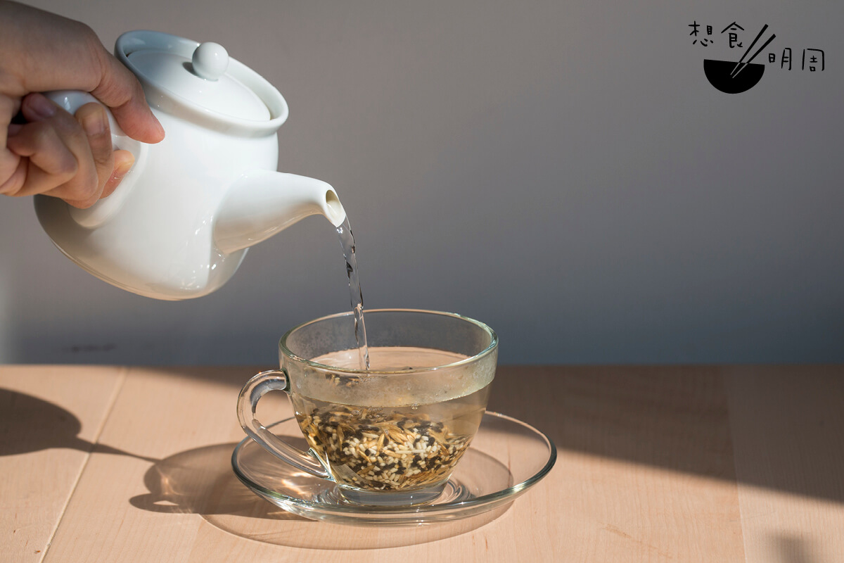 把紅豆米茶包放入杯中，以熱水沖泡 20 分鐘即可飲用。