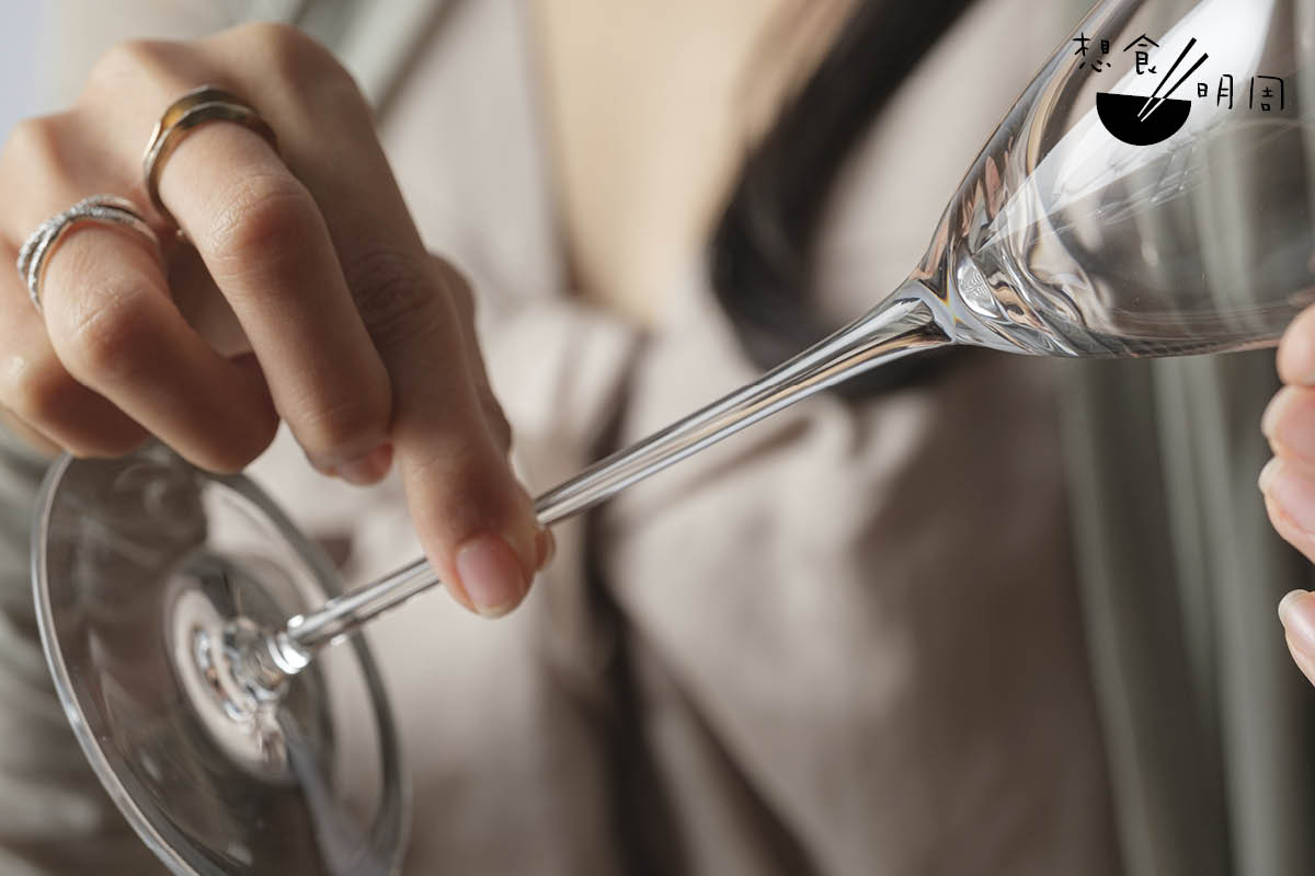 酒杯梗細而長，也是分辨好酒杯的其中一個要素。