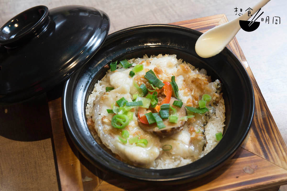 金銀蒜龍躉煲仔飯//以沙巴龍躉肉作主角，不但油脂充足，厚厚的魚皮也有着豐富的骨膠原，想必為女士至愛。配惹味的金銀蒜。（$118）