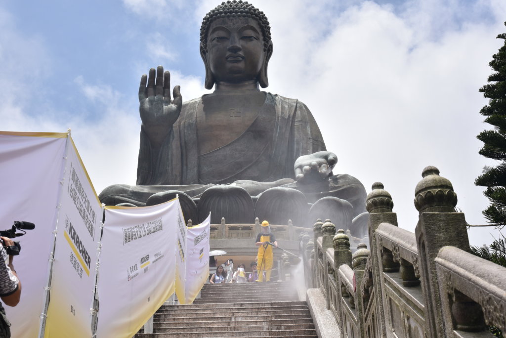 透過使用專業級熱水高壓清洗機，KÄRCHER在十天內把天壇大佛268級台階及周邊範圍全面清洗