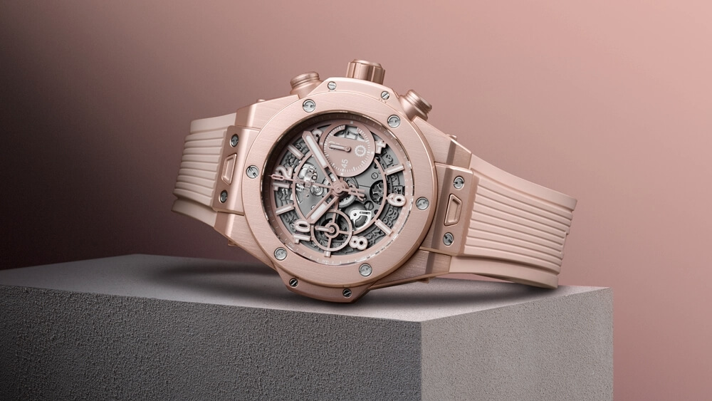 HUBLOT BIG BANG $158,100 研發嶄新材質聞名的宇舶錶再次獻上驚喜，攜手品牌大使Lapo Elkann與其設計工作室Garage Italia，打造Big Bang千禧粉腕錶，採用錶界首見透過陽極氧化處理的鋁質鑄造錶殼，具輕盈、耐刮、抗衝擊特色，經過緞面拋光展現不甜膩的粉色，特別搶眼。 