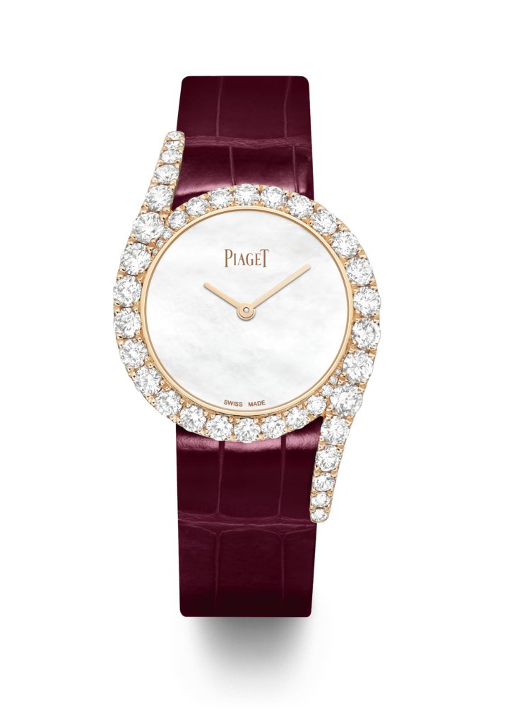 PIAGET LIMELIGHT GALA WATCH $422,000 以金匠與寶石鑲嵌技法轉化聞名的Limelight Gala，這次依然以品牌寶石鑲嵌大師Serti Descendu工藝為主打，備有技法特別複雜的雪花鑲嵌面盤版本，於每一顆大小尺寸各不相同的鑽石，經工匠事先計算與規劃每顆鑽石的位置，成功鑲飾出這四十二顆明亮形切割圓形美鑽，配上白色珍珠貝母錶盤，能夠捕捉不同面貌的反射光線，相當閃耀動人。 