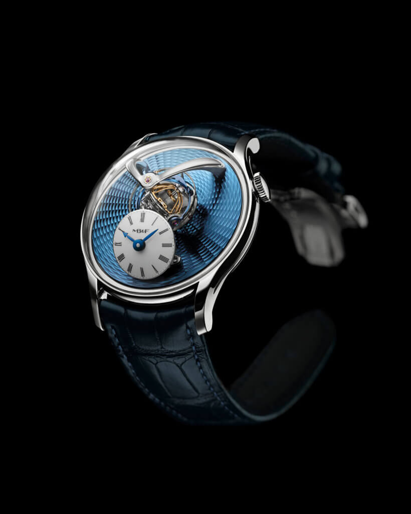 MB&F LEGACY MACHINE FLYING T WATCH 約$837,500 去年在日內瓦鐘錶大賞最佳複雜女錶獎腕錶的這枚腕錶系列活，今年捨棄最初的鑽石錶圈點綴設計，改以玫瑰金、鉑金錶殼展現簡約純粹氣息，突顯面盤上飛行陀飛輪與方便讀時的五十度傾斜錶盤設計，鉑金版腕錶配有扭索飾紋的天空藍面盤，呈現天空意象，別有浪漫的詩意。