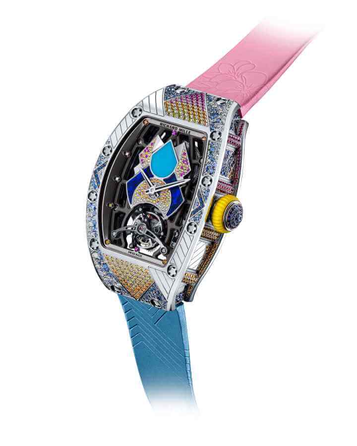 RICHARD MILLE RM 71-01 TALISMAN 約$4,224,000 這枚最新自動上鍊陀飛輪腕錶，從一九七○年代DISCO美學、女性意識的力量、富有啟發性的時代為靈感，並帶有活潑鮮明的配色和大膽的設計，這個七彩斑斕的系列總共有十款設計版本，每一款僅限量七枚，每一個設計都如同耀眼的藝術品，每枚都鑲嵌六至八種不同寶石，更難得的是，整個陀飛輪裝置經歷一千小時研發，厚度僅6.2mm及重量僅八克，顯得特別纖薄。