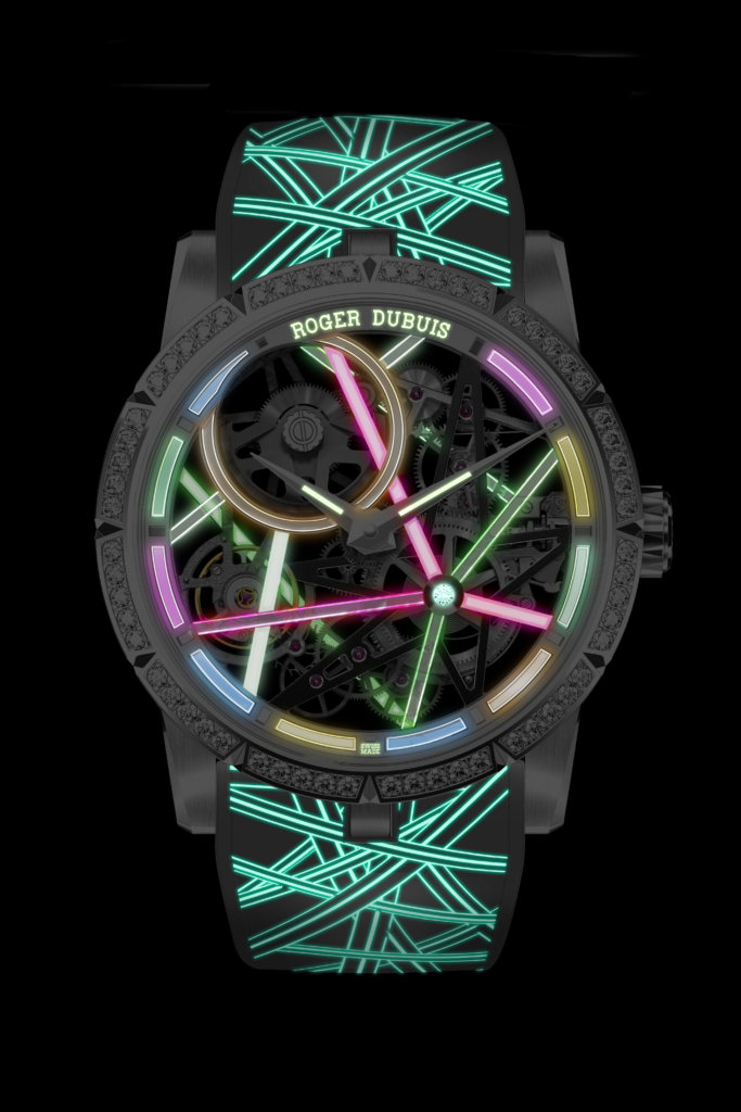 ROGER DUBUIS Excalibur Blacklight $TBC 腕錶搭載品牌標誌性的RD820SQ自動上鍊鏤空機芯，並以一種能反射紫外線的微結構藍寶石結晶製成網狀裝飾，展現出引人入勝的視覺效果。此腕錶因而成為一件結合機械工藝與頂尖技術的藝術品。值得一提的是，它不僅生動地演繹出亞洲都市特有的霓虹光彩，其精緻的白金錶殼更鑲有一圈圓形鑽石，而錶帶則採用發光橡膠材料製成，雖然用於男錶之上，但喜愛大錶設計的女性同樣不容錯過。
