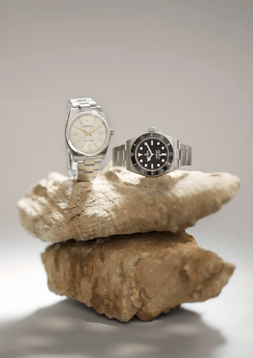 （FROM LEFT TO RIGHT） ROLEX OYSTWE PERPETUAL 41 $46,000 Oyster Perpetual系列一直被視為品牌的入門經典，其簡潔的設計相當有力，但性能上更為令人驚喜，擁有防水一百米的蠔式錶殼，中層錶殼以整塊實心蠔式鋼製成，不易腐蝕。今次特別的是首次推出全新3230型自製機芯，具備新設計的專利Chronergy擒縱系統，以鎳磷製成，不受磁場干擾。 ROLEX OYSTER PERPETUAL SUBMARINER $63,100 新一代Submariner秉承一九五三年推出的原款腕錶之傳統與理念，但加入現代元素，搭配黑色Cerachrom外圈、黑色錶面及特大夜光鐘點標記，已經先聲奪人，加上腕錶配備單向旋轉外圈與實心鏈節蠔式錶帶，顯得特別瀟灑。