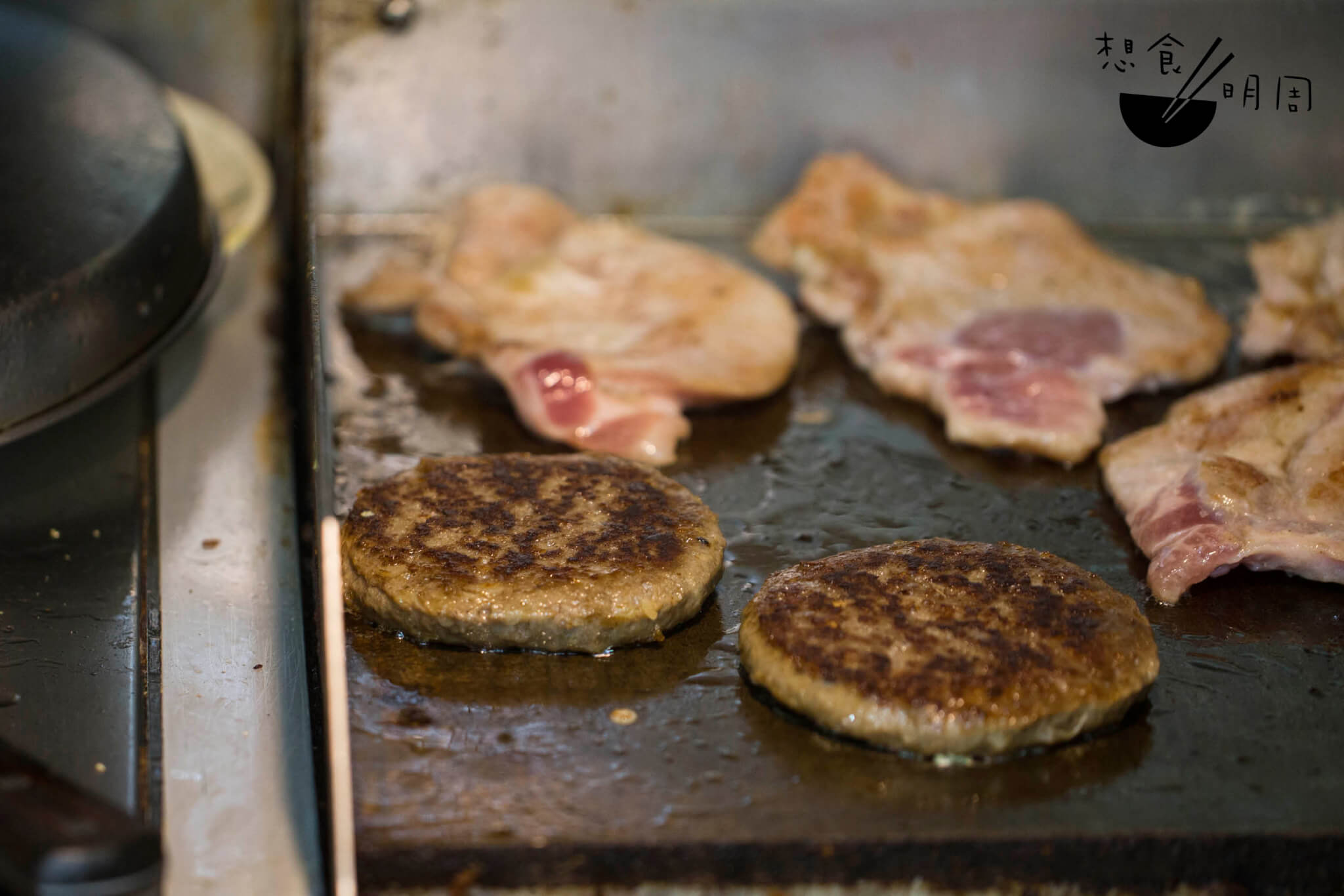 開放式廚房是新鮮即製的保證，可以看到漢堡包即叫即做，漢堡扒在扒爐上煎得焦香。
