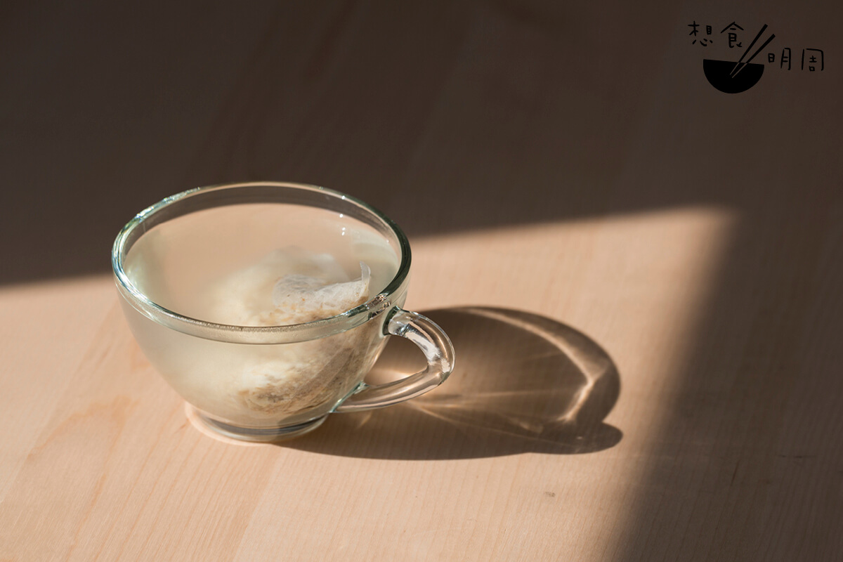這杯燕麥米茶含有大量焗米糠，它保存了一粒大米的六成養份，包括鐵質、鈣質、蛋白質等，有助補充身體能量。