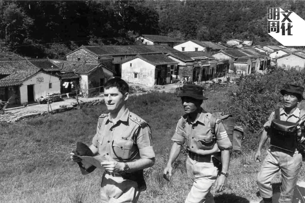 蕭諾（左）在七十年代巡邏大埔沙螺洞張屋（圖片由被訪者提供）