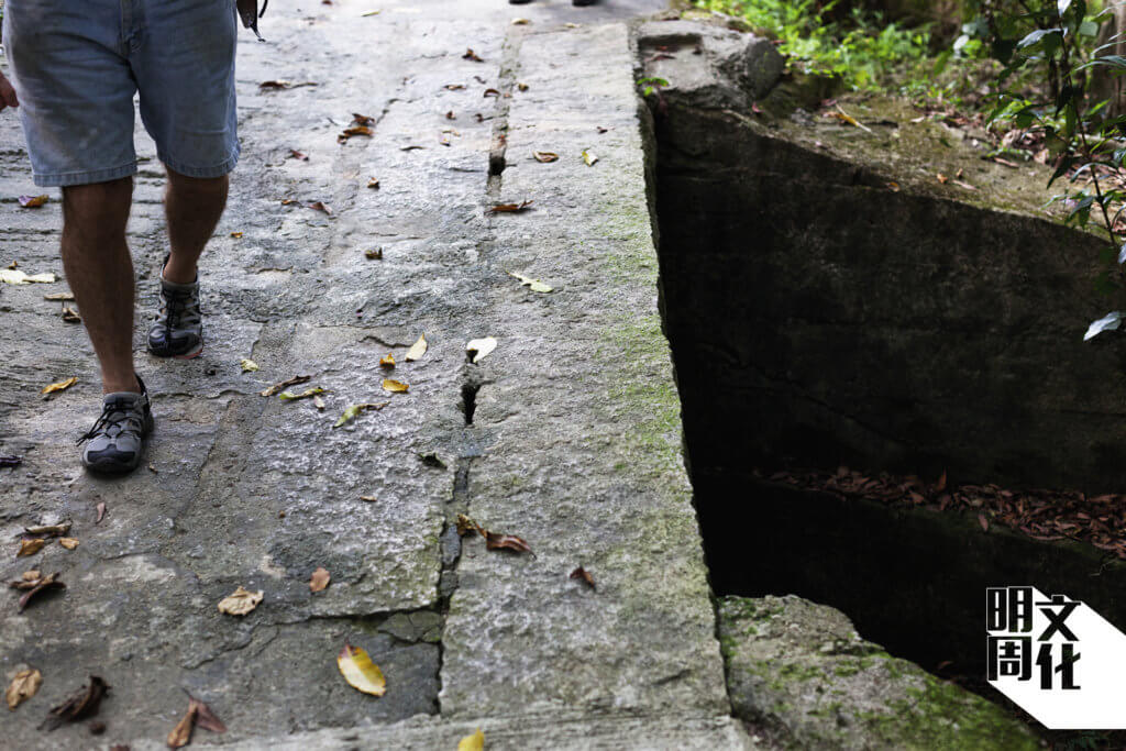 西貢禾寮一條古橋被人用石屎擴闊，可幸還保留原來的長條花崗石橋身。