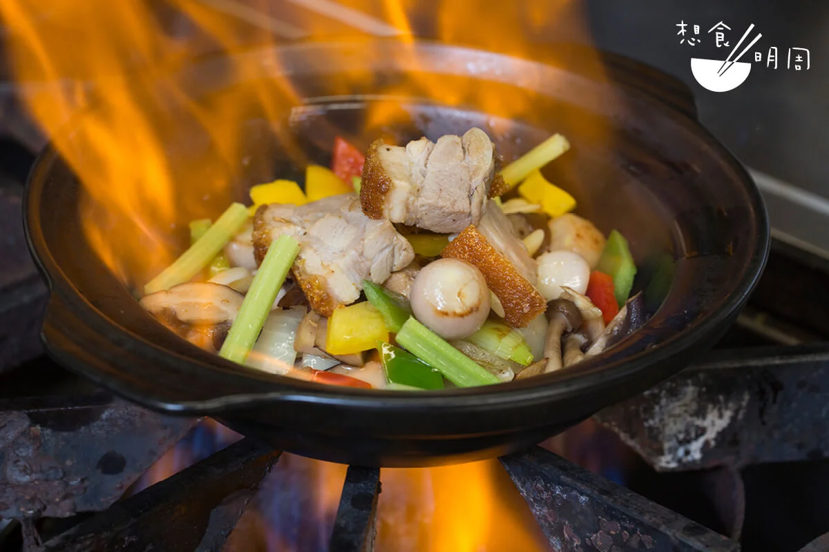 砂鍋的熱力和餘溫將食材焗至焦香和微脆，更惹味！