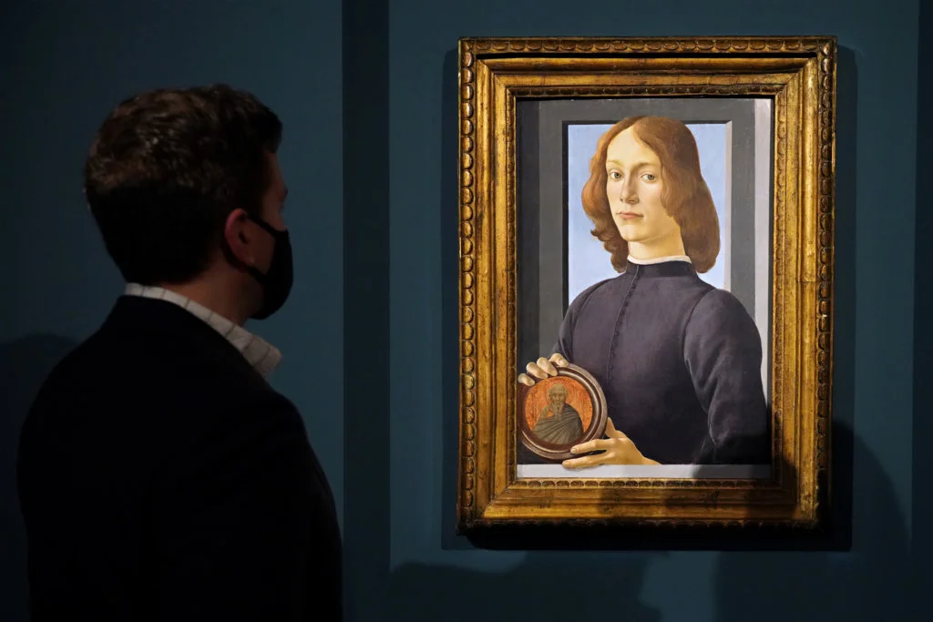 日前， 波提切利所繪《手持圓形聖像的年輕男子》在蘇富比拍賣會上，以9,220萬美元拍出，刷新了其畫作的拍賣紀錄。