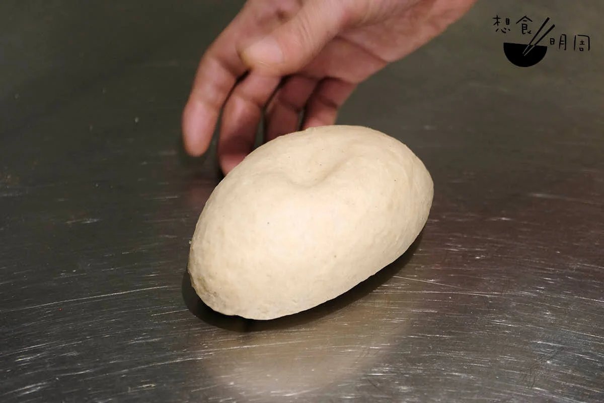 Marco特意選用意大利0號麵粉，筋性沒00號的那麼強，用拇指按下麵糰，還是會有指印。「不然炸起來就會太乾了。」