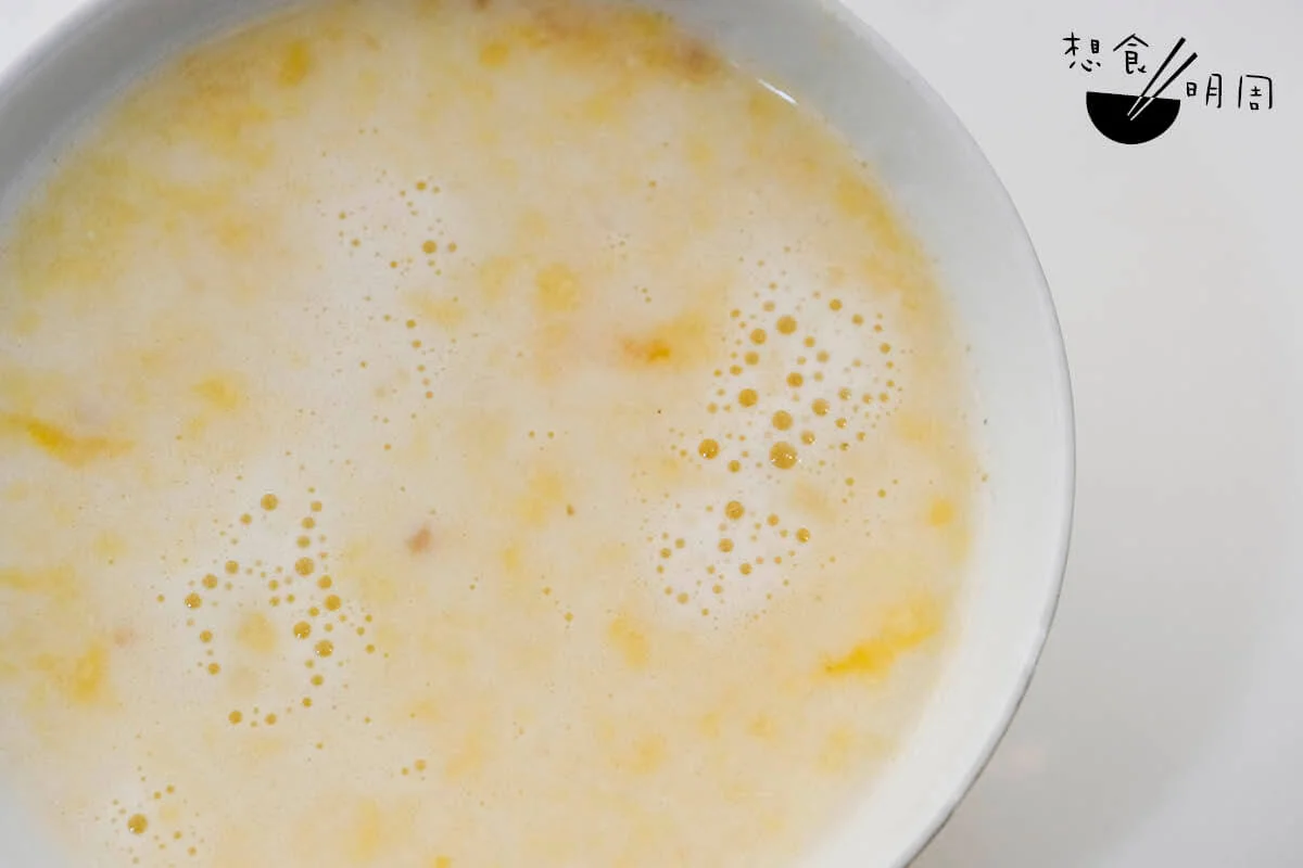 沒想到加入蛋花，一碗平凡的杏仁霜也能變得香滑不少，也是寒冬深夜治療飢餓的最佳飲品。