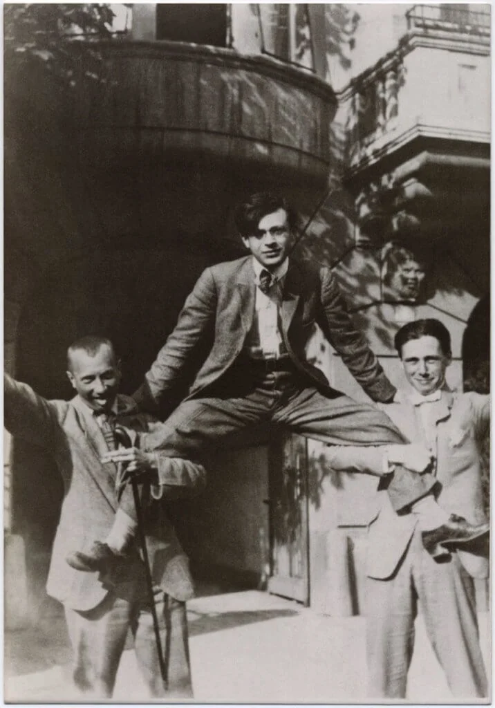 一九一七年「達達主義」三位主要成員（左起）：漢斯．阿爾普（Hans Arp）、漢斯．里希特（Hans Richter）、特里斯坦．查拉（Tristan Tzara）在蘇黎世。