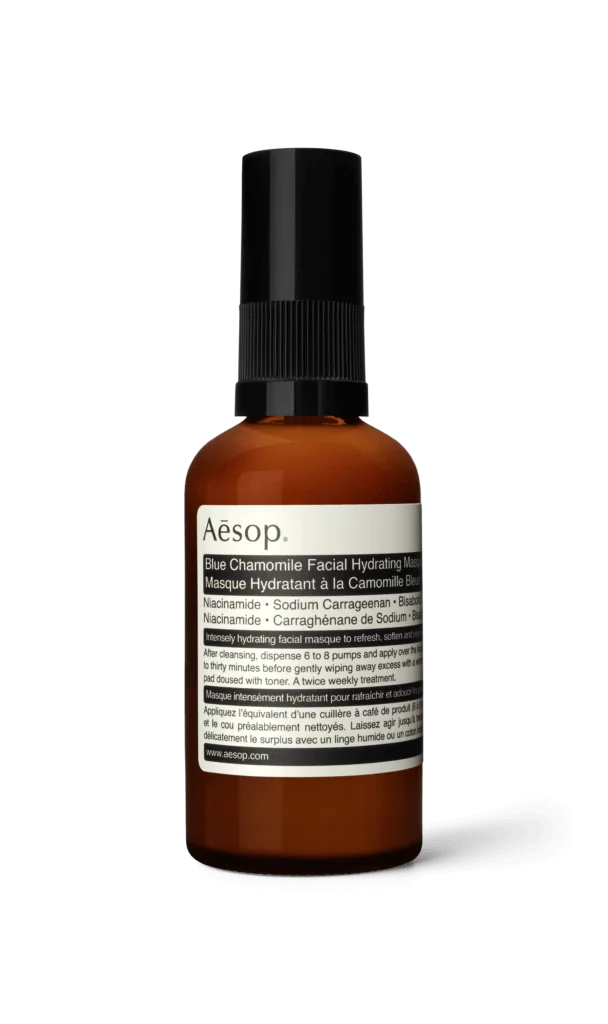 AESOP 藍甘菊保濕面膜$380/ 60mL 蘊含的草本具有舒緩功效，可以為肌補充水分，適合中性到乾性肌膚者。 潔膚之後，在面部和頸部均勻塗抹一層面膜，靜置30分鐘，再用溫暖的溫布輕輕拭去多除的面膜。 