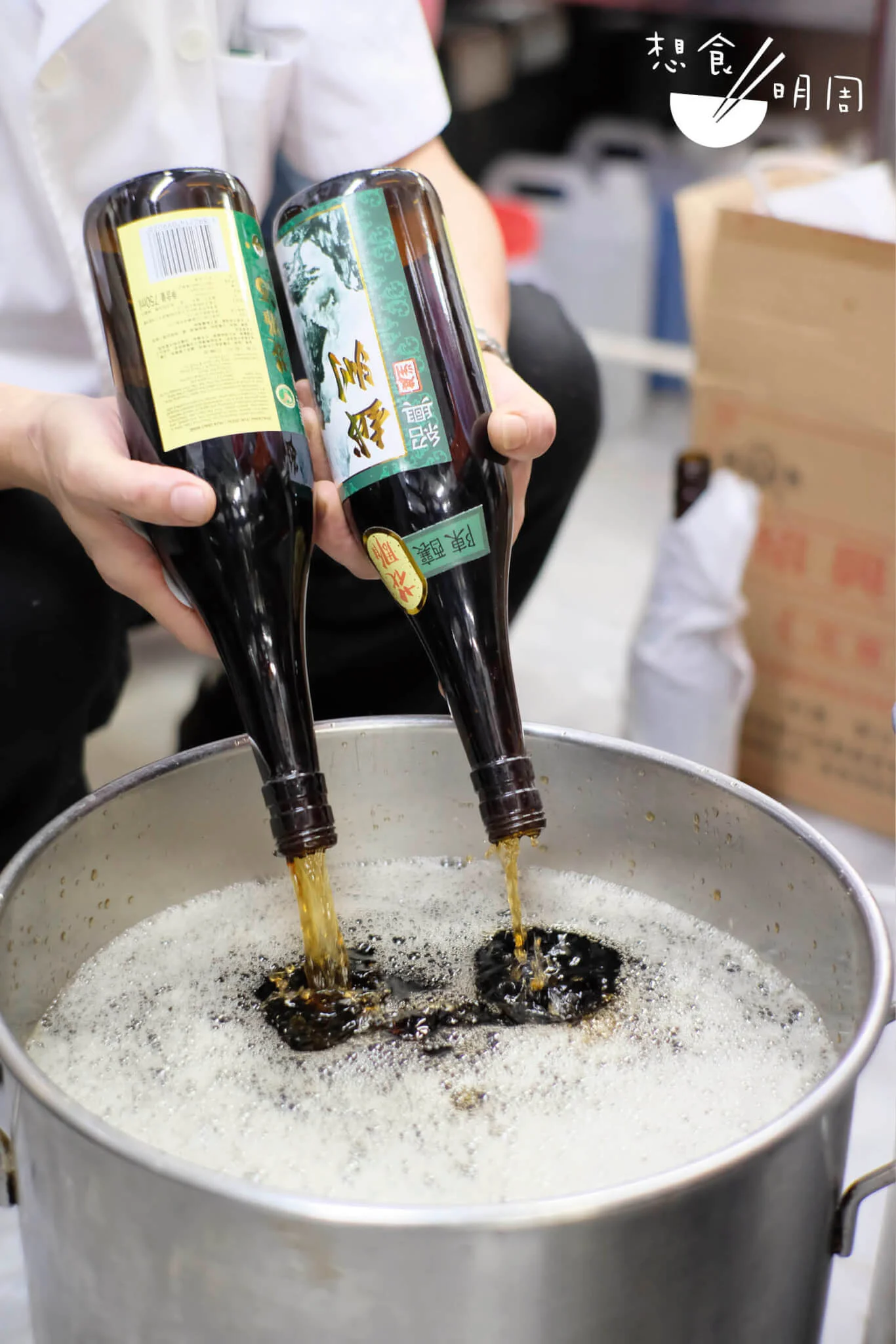 東方酒廠為老上海供酒多 年，「越州」正是老上海常年有售的花雕品牌，八年、十年、 二十年、廿五年皆有之。生醃醉蟹所用的，五年足矣。