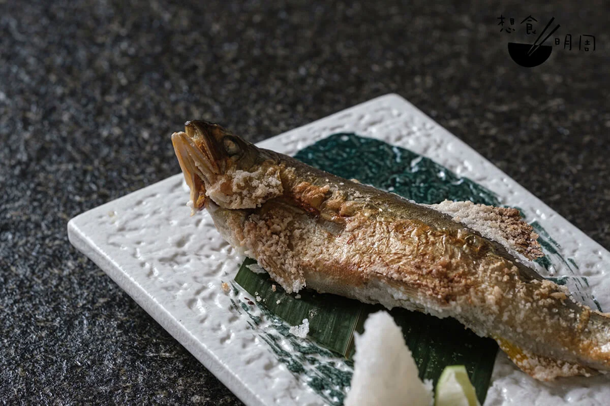 以日式古法烤煮的時令香魚，是日本人吃爐端燒必備之海鮮！（價錢以當日餐廳公佈為準）