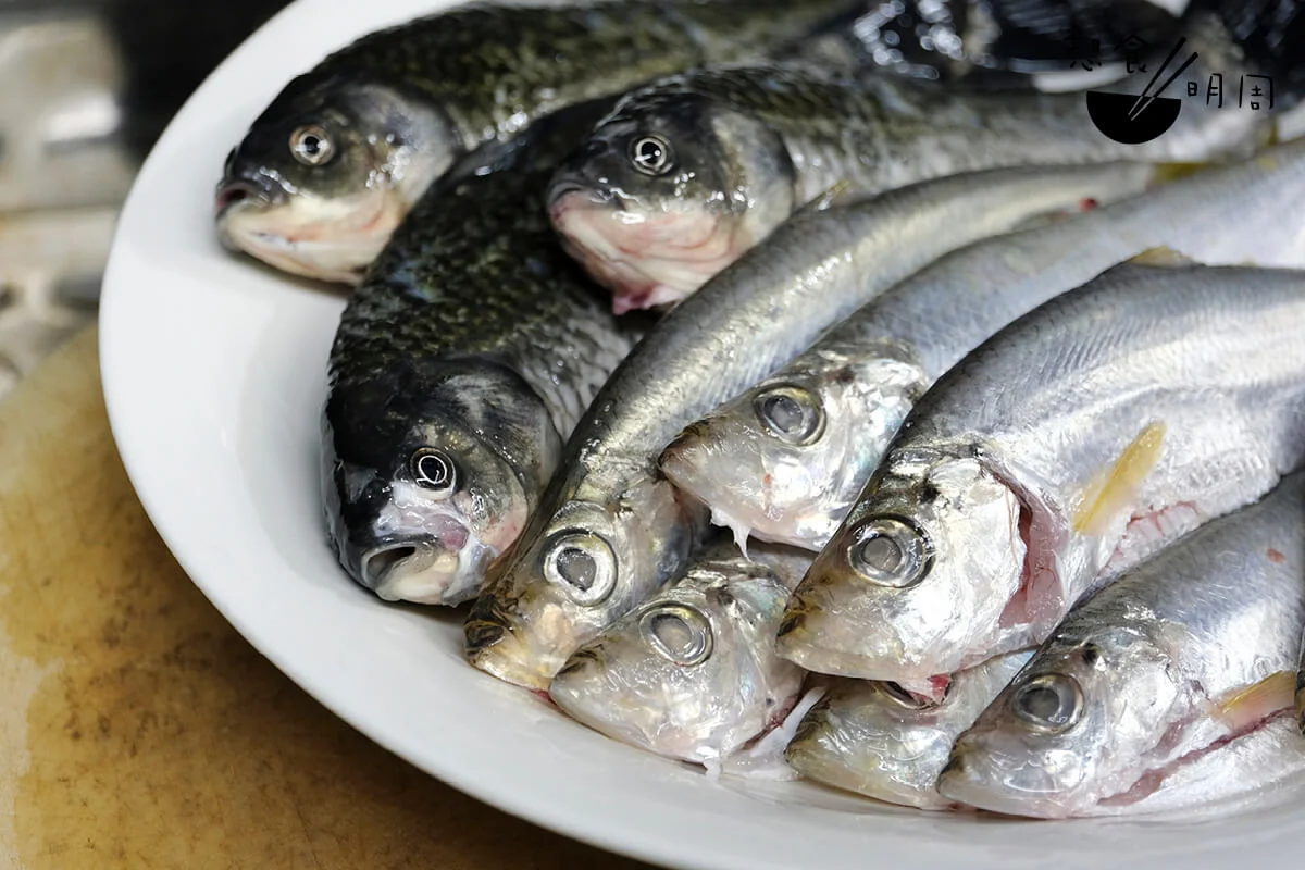 邦老闆每天都會到香港仔魚欄採購用本地鰽白和白鰂熬製魚湯。