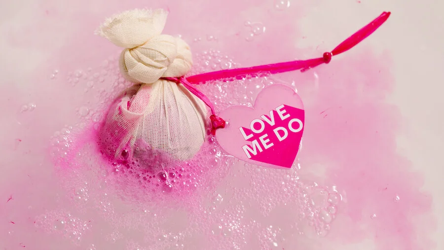 瑰麗之戀汽泡彈 LOVE ME DO BATH BOMB 這情人節限定的汽泡彈是犒賞自己及情人的最佳選擇！玫紅色的浴水滿載採購自巴基斯坦再生農地的玫瑰成分，其馥郁花香讓人悄然陶醉。享用過後，其棉布、產品標籤及草繩皆可用作堆肥，絕不對環境構成負擔。 