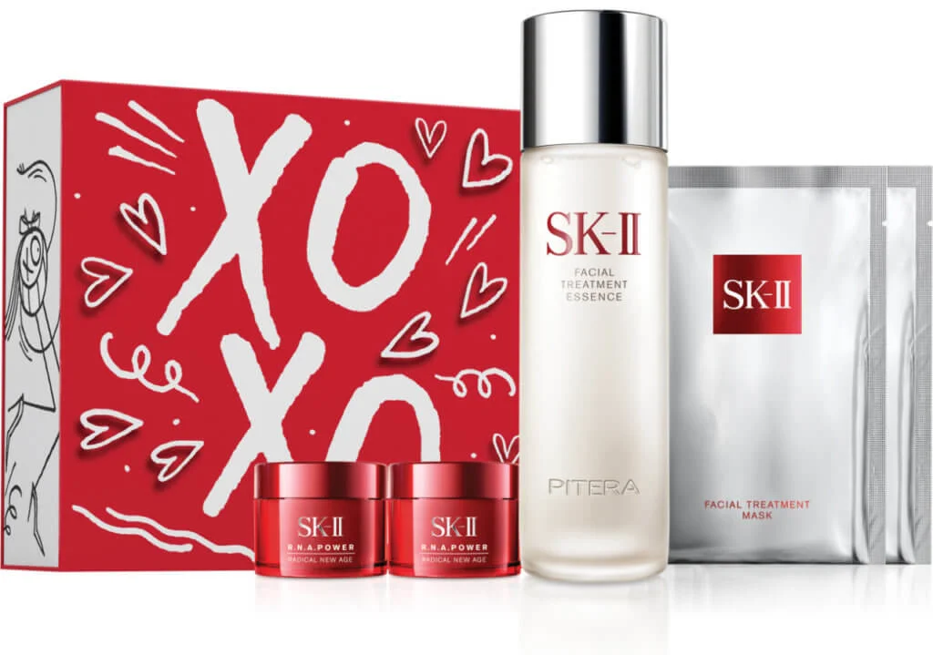 SK-II XOXO皇牌緊緻美肌套裝 $1,500 SK-II 神仙水向來好用，讓肌膚晶瑩剔透，為了迎接情人節，他們法國藝術家André Saraiva 合作，以其塗鴉招牌代表「Mr. & Mrs. A」為禮盒主角，用俏皮活潑的卡通和充滿節日氣氛的「 XOXO 」字樣裝飾，象徵著愛情和活力。 