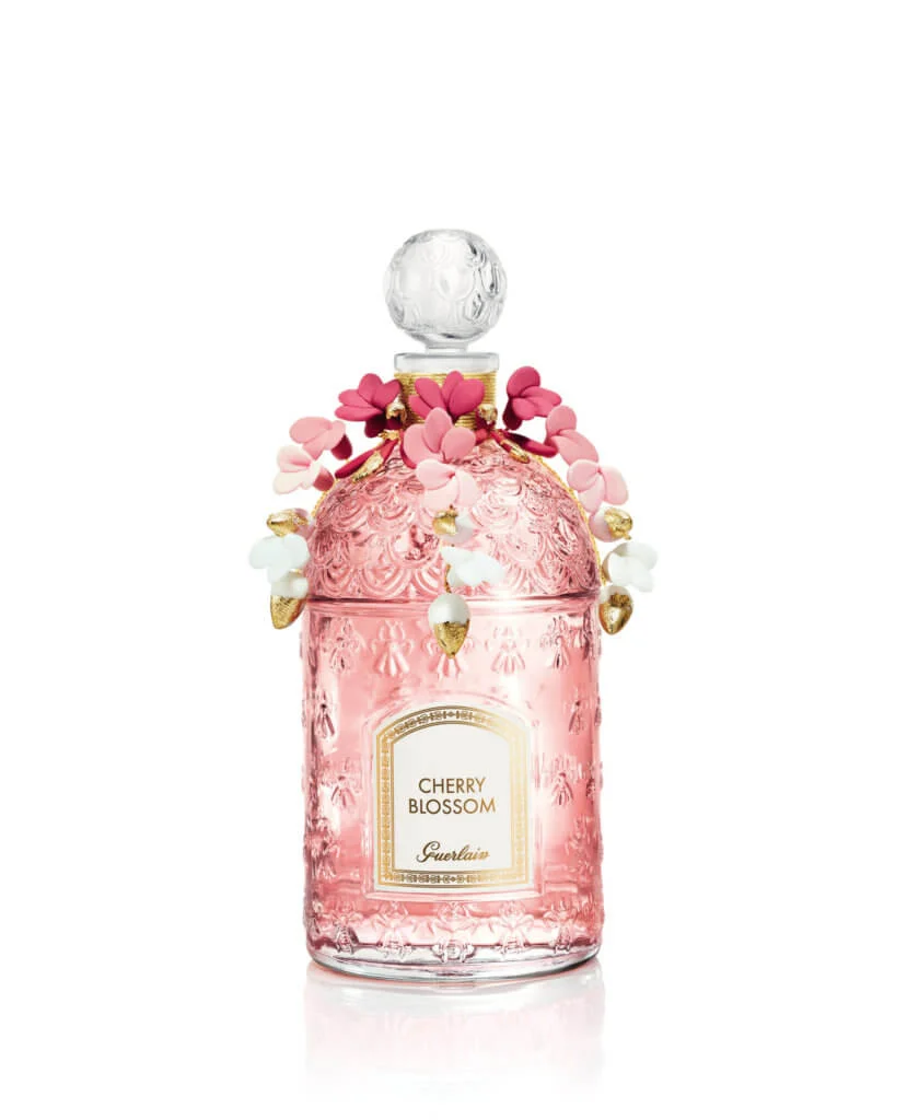 GUERLAIN珍藏版縷金雪櫻淡香氛 $5,300/套(125ml+30ml) 這款淡香氛找來贏得二零一九年度艾菲爾鐵塔設計大獎的巴黎設計師Lucie Touré操刀設計，她以清新自然的手法，演繹櫻花樹滿開嬌花的春日美態。香味則展現出杏仁、櫻桃和粉質紫丁香的柔和層面，還有輕盈的茉莉花香，突出了春日花束的和諧美感和浪漫感覺。 