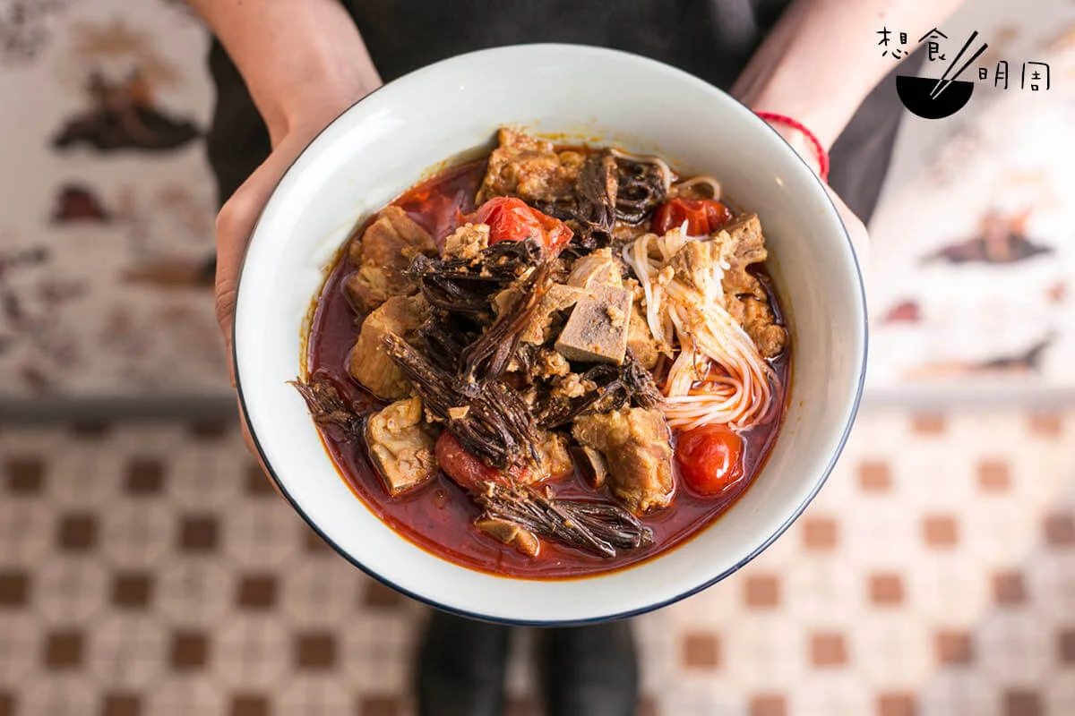 Khanom Jeen Nam Ngiao//即紅木棉番茄辣湯麵。辣湯加入豬肉碎、木棉花芯蕊、米粉等，吃來酸香怡人。（$128）