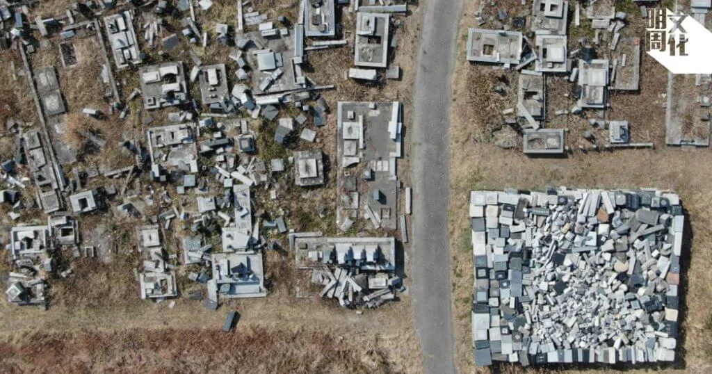 福島縣浪江町至今仍被納入「歸還困難區域」，十年前被海嘯捲起的墓碑還堆積在墳場的廣場上。