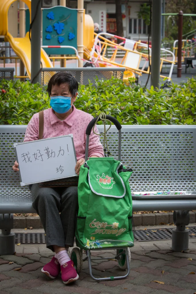 今日年廿八，交俾個囡抹屋，我無嘢做搵到呢啲舊 嘢，拎出來睇吓有無人要。 你睇，我老公舊陣時開檔口仔賣麻將㗎，打嗰啲呢。 係喎，老公好錫我，我好勤力，以前由朝做到晚， 因為我自己好細個就無老竇老母，未嫁之前由姑姐申請 我嚟香港。嗰陣結咗婚，四個細路，一個家婆，佢幫我 照顧細路，我就去幫老公開檔。但老公好早走咗，九七 年六月二十九日過身，過唔到回歸，都唔知係咪好事。 而家我才退咗休兩年，個陣落嚟，身份證報細數，我 四八年出世，已經七十二歲，過咗今年八月生埋日至有 生果金。 我同個囡住囉，佢幾靚女㗎，我同佢去旅行，人哋 話她係翻版李嘉欣。但她高竇貓，未結婚。同埋經濟差 囉，好多人都無工開，佢喺機場做咗廿幾年，做到大家 姐，但前排航空公司倒閉，裁員，而家佢搵咗份喺中環 返工嘅工囉。 同班後生啊……無乜嘢講，麻麻地。不過我嗰個 年代都會和上一代唔啱傾。會㗎，我家婆係要咁。（舉 出大拇指）永遠要做第一囉。她過身先三年，走嘅時候 一百零一歲，我以前過時過節，年初一，同佢生日都要 斟茶佢飲，但而家我唔使我啲新抱咁樣啦。 （你有無聽過廢老啊？） 我知啊。吐血嗰種囉，咳到吐血咪肺癆囉。吓，廢 老？乜咁樣解啊，我沒有聽過喎。（大笑）我諗我呢種 唔叫廢老啩。我當三個新抱係囡㗎，前幾日我哋至食咗 團年飯，係早咗食，但就後生時間囉，佢哋忙，可能又 有其他嘢顧，咪體諒吓佢哋囉。